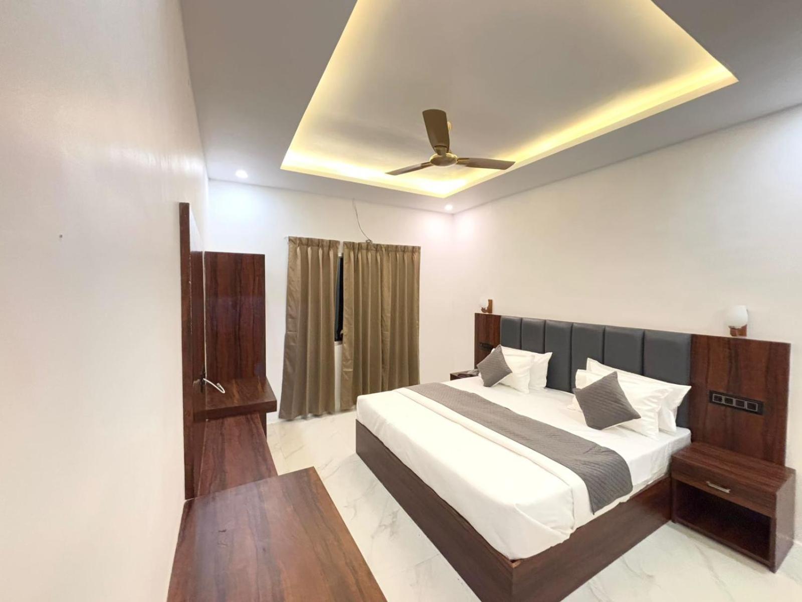 Hotel Omkar Palace Ayodhya Esterno foto
