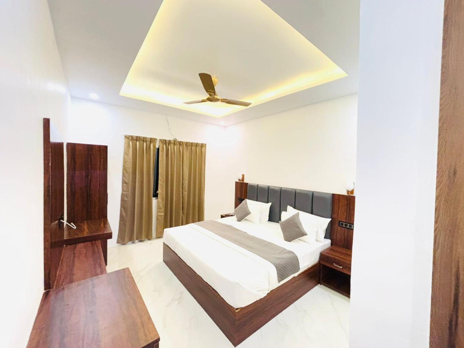Hotel Omkar Palace Ayodhya Esterno foto