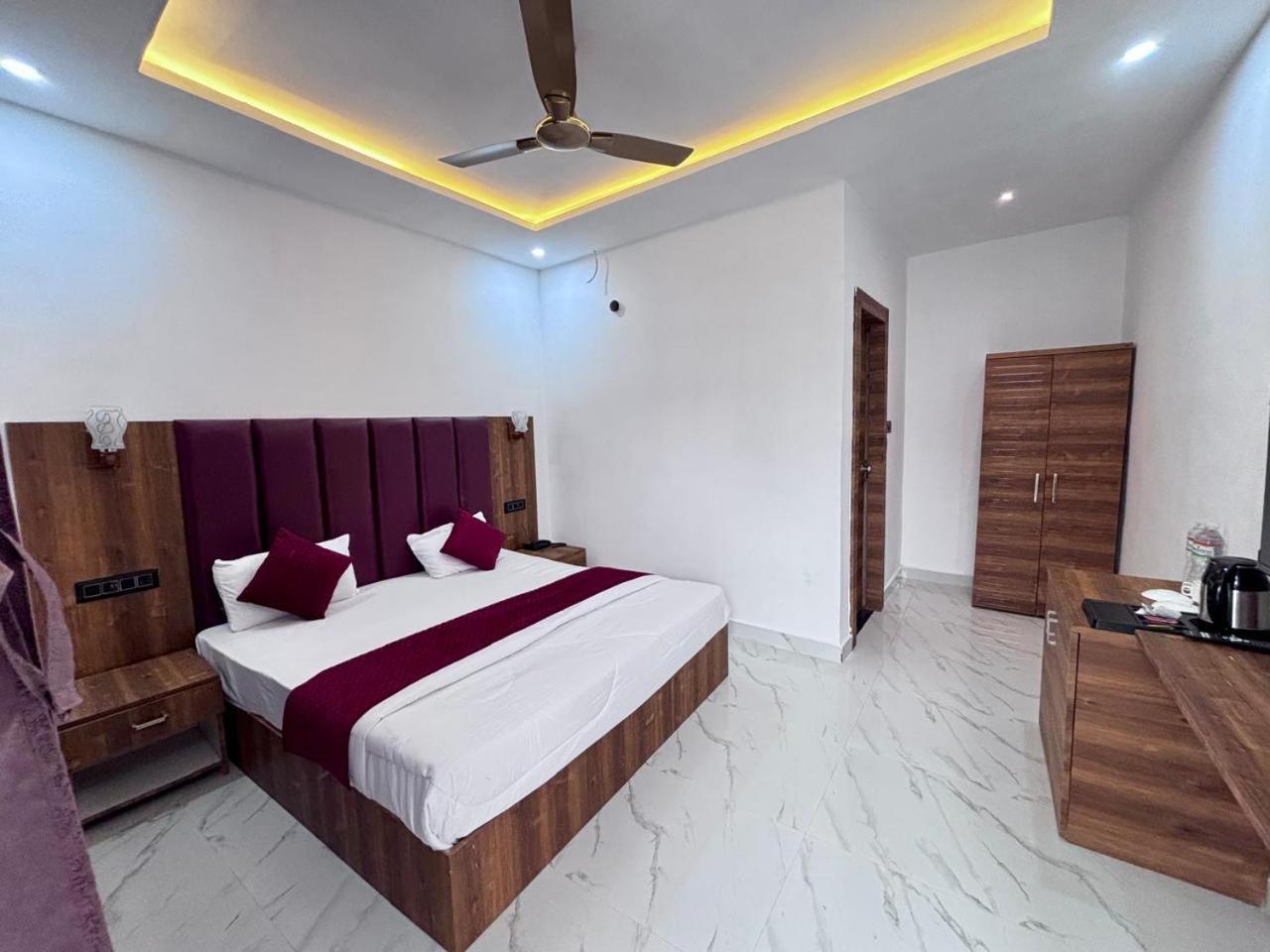 Hotel Omkar Palace Ayodhya Esterno foto